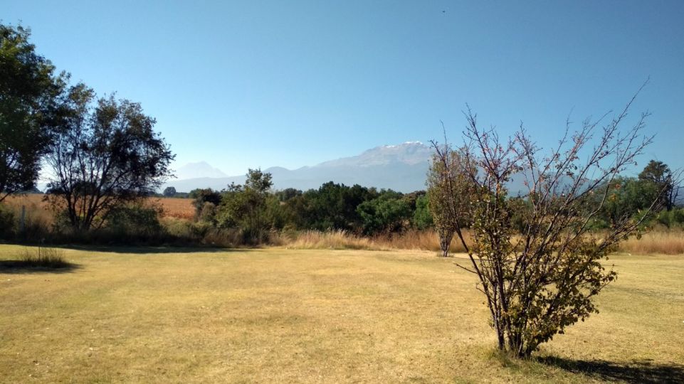 Sopka Popocatépetl (vľavo) a  Iztaccihuati, Mexiko - Popocatépetl volcano (left) and Iztaccihuati, Mexico 2017 